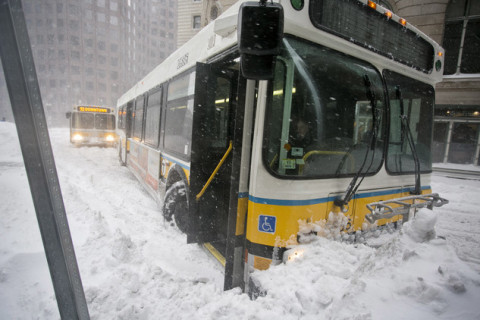 حافلة علقت في كثيب من الثلج أثناء زوبعة ثلجية في بوسطن