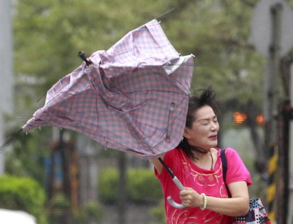 امرأة تمسك مظلة أثناء عاصفة اجتاحت تايوان