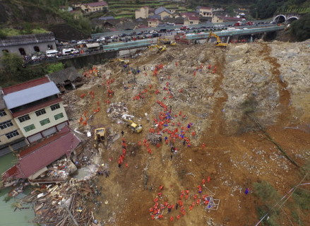 أفراد من فريق الإنقاذ يبحثون عن أحياء في موقع انجراف صخري في الصين