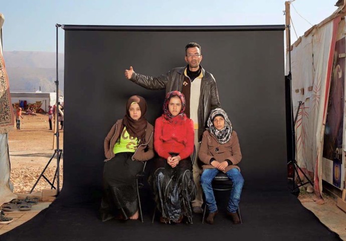 محمود كان في السوق مع اولاده حين ضرب صاروخ بيته وقتلت زوجته داخل البيت