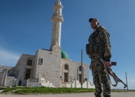 عسكري من الجيش السوري في بلدة أحرس