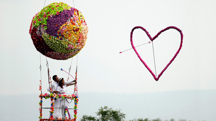 زوجان من مقاطعة براشين بوري، شرق بانكوك، يحتفلان بذكرى زفافهما في عيد الحب، تايلاند