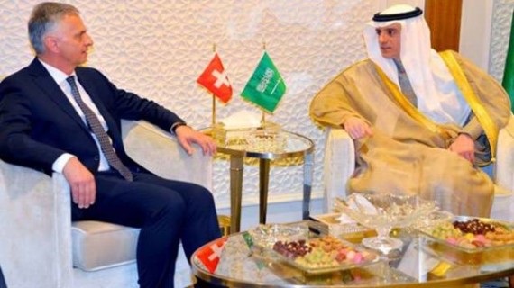من اليمين وزبرا الخارجية السعودي عادل الجبير والسويسري ديدييه بوركهالتر في الرياض أمس. (أ ف ب)