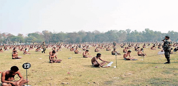 امتحانات الجيش في الهند "عراة"