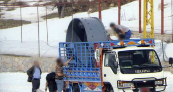 عمال ينقلون أجهزة استقبال هوائية للإنترنت من قبرص بعد تفكيكها في فقرا.