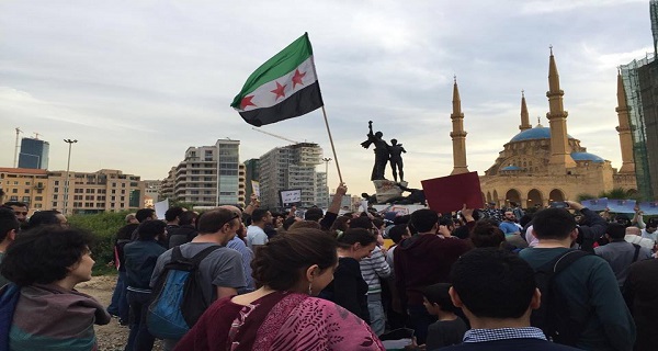 علم الثورة في ساحة الشهداء