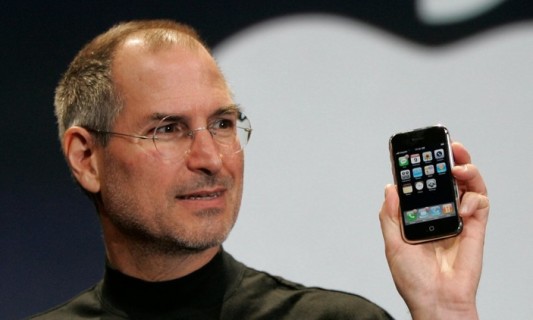 عد نجاح أجهزة آيبود، أطلقت آبل عام 2007 جهاز آيفون، الذي نقل الشركة إلى عصر جديد