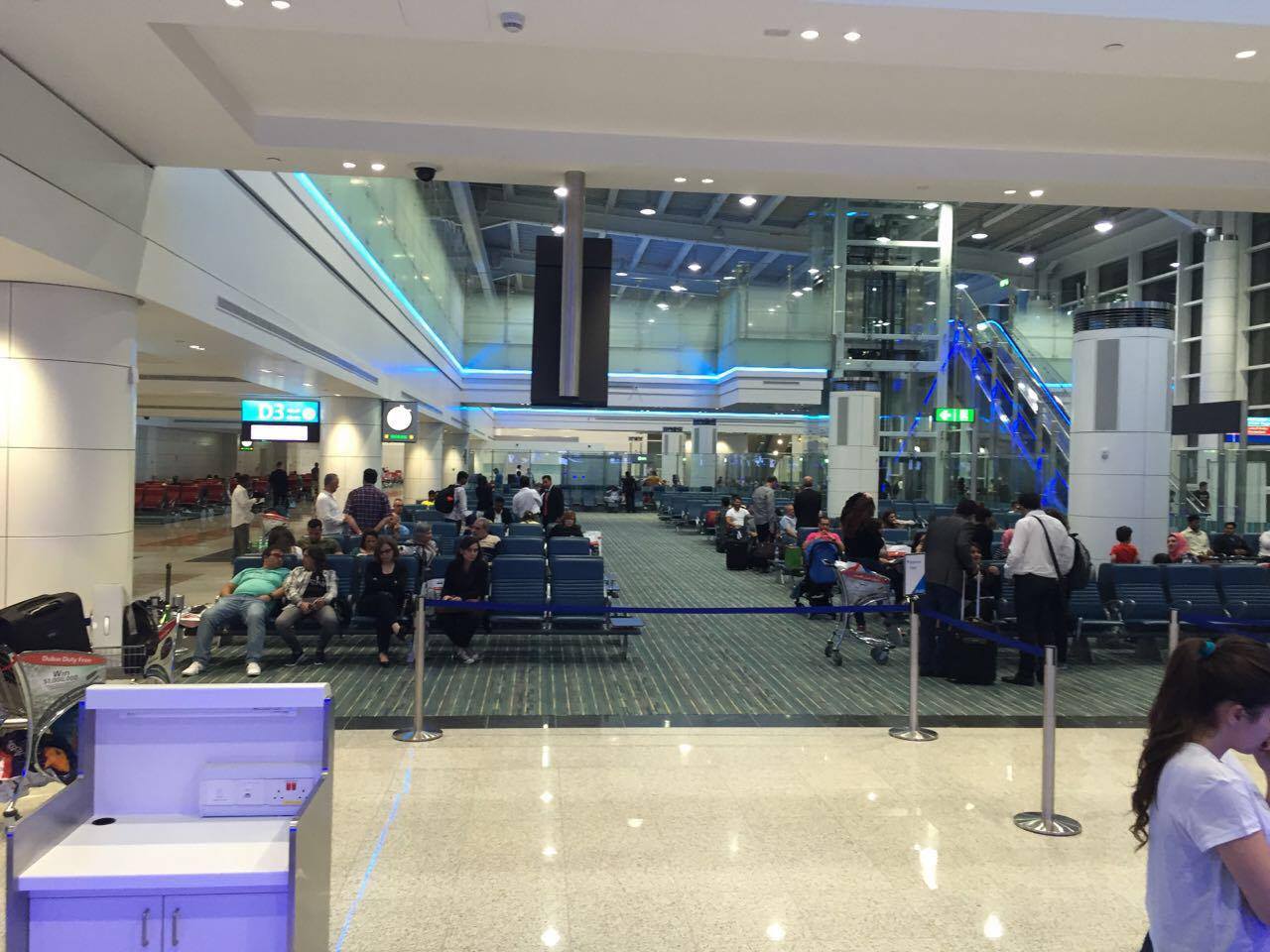 لبنانيون عالقون في مطار دبي