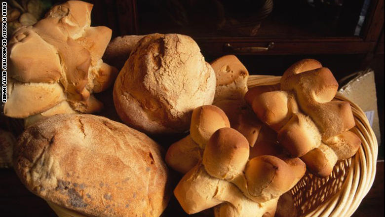 سردينيا، إيطاليا: وتشتهر سردينيا بصنعها أنواع خبز طبيعية تُعتبر من أساسيات الحمية لسكان المنطقة