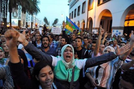 احتجاجات على مقتل بائع سمك في مدينة الحسيمة في شمال المغرب دعت إليها حركة 20 فبراير يوم الأحد. تصوير رويترز. هذه الصورة للأغراض التحريرية فقط. ليست للبيع ولا يسمح باستخدامها في حملات تسويقية أو إعلانية.