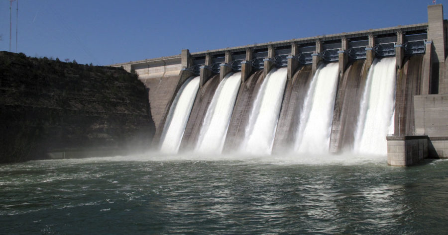 تستخدم طاقة المياه الجارية في توليد الكهرباء