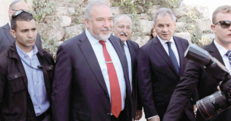 وزير الدفاع الروسي سيرغي شويغو مع نظيره الإسرائيلي أفيغدور ليبرمان في تل أبيب ( ا ف ب)