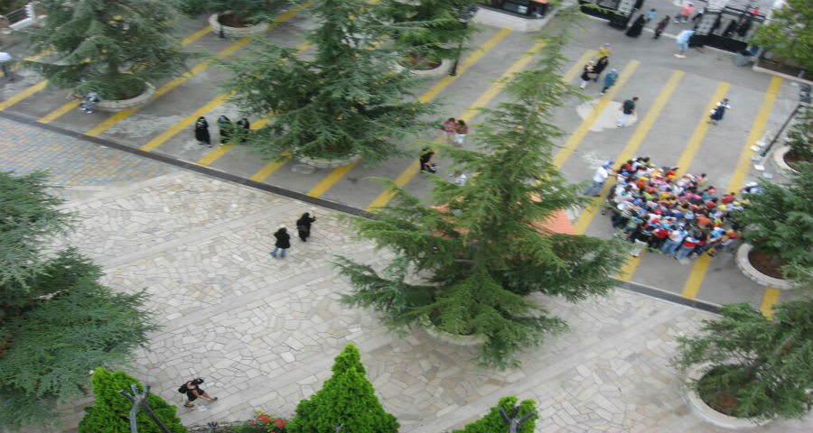 صورة تجمع أسفل تمثال سيدة لبنان-حاريصا