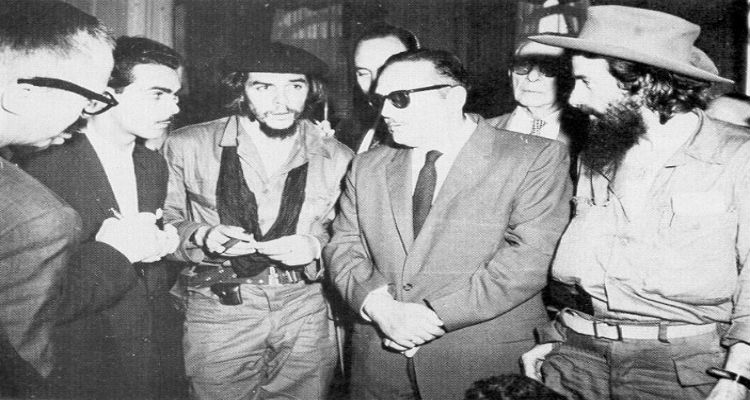 زعيم كاميلو سيينفيغوس والرئيس الكوبي مانويل أوروتيا وغيفارا 