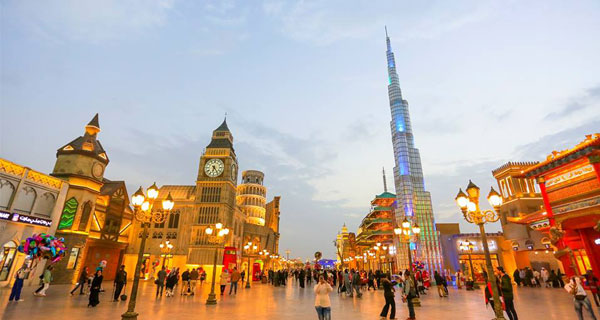 مجسمات لابراج العالم قي القرية العالمية - دبي