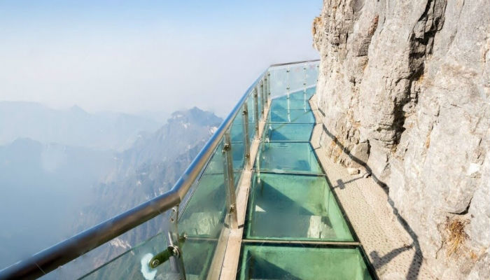 الجسر الزجاجي حول قمة جبل تيانمن في الصين