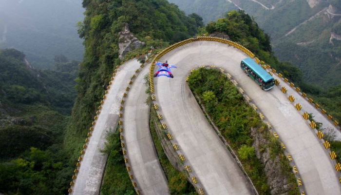 صورة للطريق المتعرج الذي يصل الى جبل تيانمن في الصين
