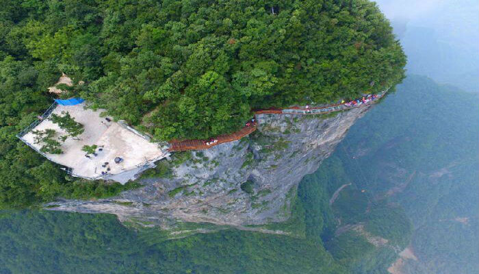 صورة للجسر الزجاجي المخيف حول قمة جبل تيانمن في الصين