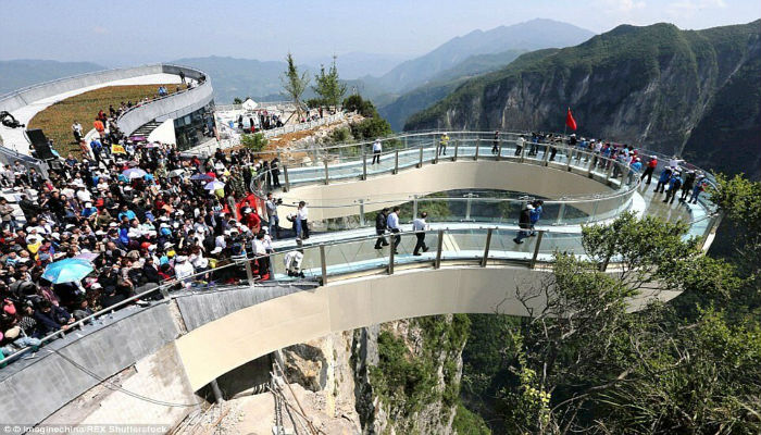 الجسر الزجاجي على شكل حدوة حصان في جبل تيانمن في الصين