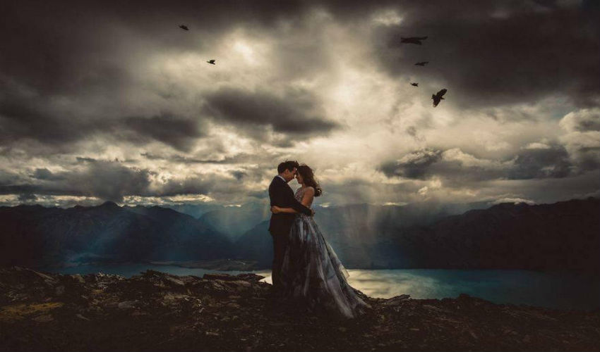 صورة للعروسين مع مشهد ضباب في السماء