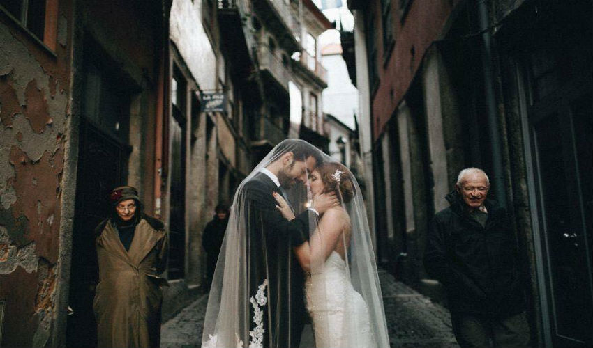 صورة للعروسين بمشهد رومانسي وسط الأحياء الشعبية