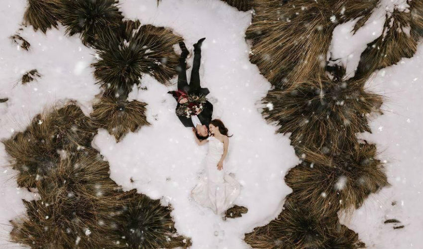 صورة للعروسين على الثلوج