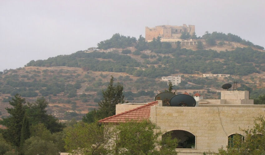 «قلعة عجلون» على التلة في الأردن