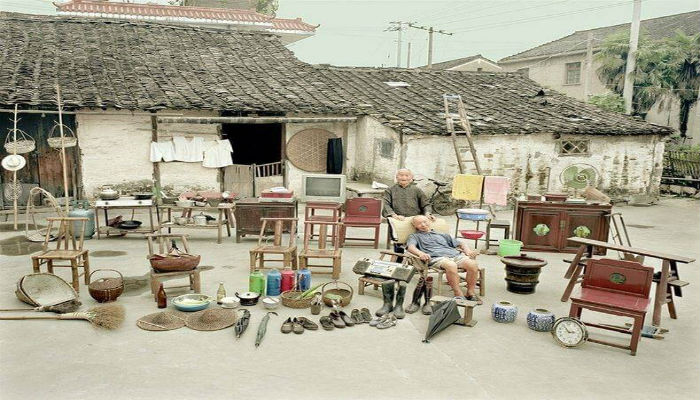 القرويون الصنيون مع كافة ممتلكاتهم المنزلية القديمة