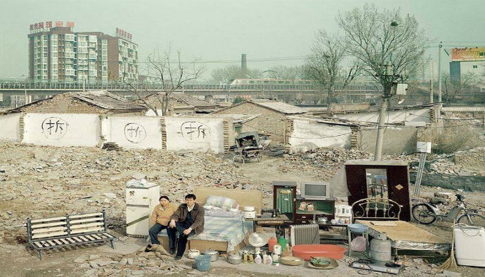 صورة لعائلة صينية مع كافة أغراضهم المنزلية