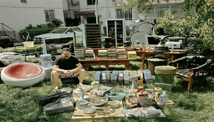 رجل صيني مع كافة أغراضه المنزلية القديمة