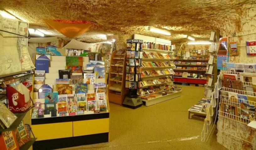 متجر لبيع الكتب في كوبر بيدي تحت الأرض في أستراليا