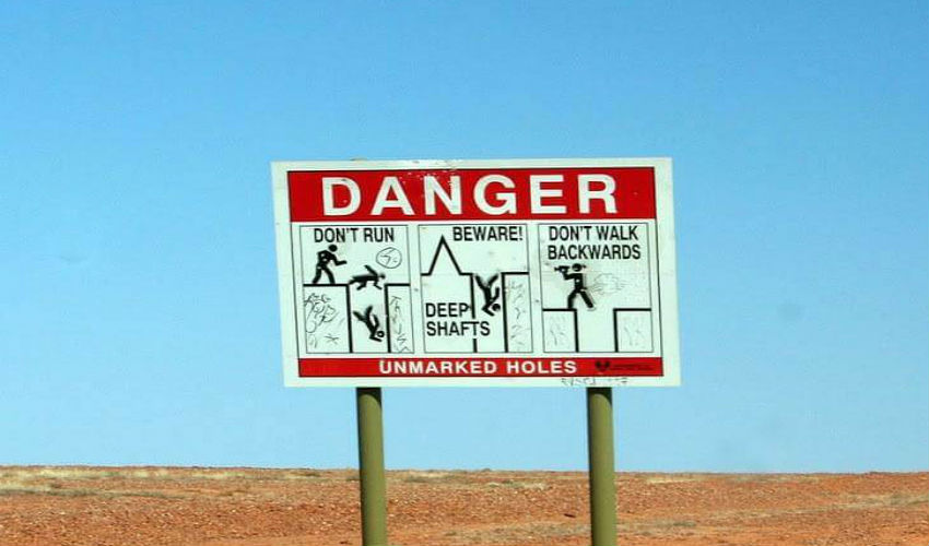 إشارة خطر الإنزلاق في صحراء كوبر بيدي