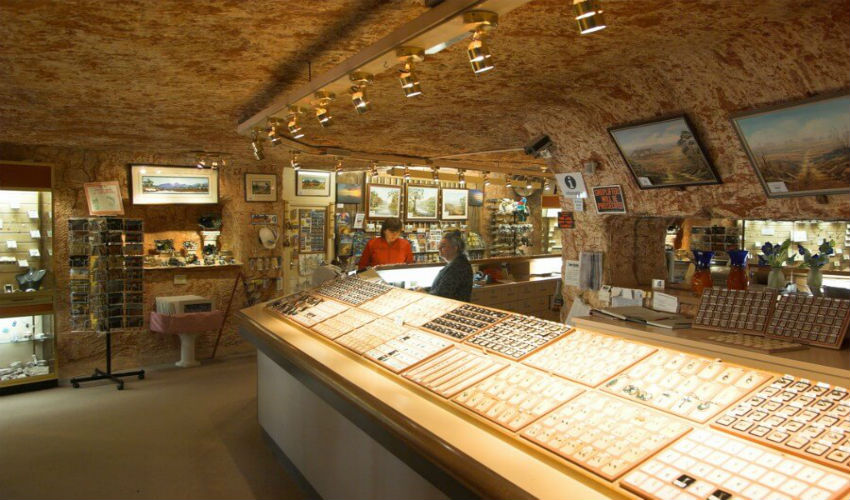 متجر تحت الأرض لبيع المجوهرات وأحجار الأوبال الكريمة في «كوبر بيدي»
