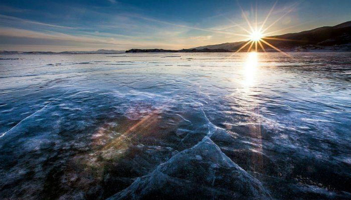 طبقة جليد بدأت تغطي بحيرة بايكال في روسيا
