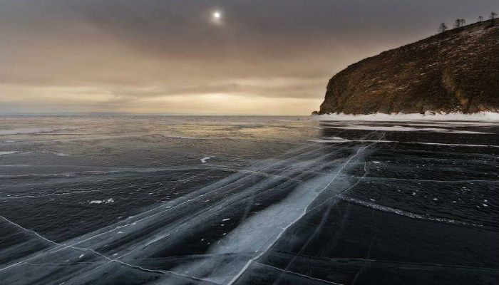 تكوّن الجليد في بحيرة بايكال جنوب سيبيريا في روسيا