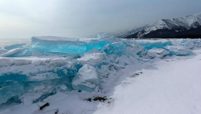 الجليد في بحيرة بايكال في روسيا في فصل الشتاء
