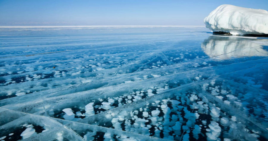 فقاعات الجليد في بحيرة بايكال في روسيا