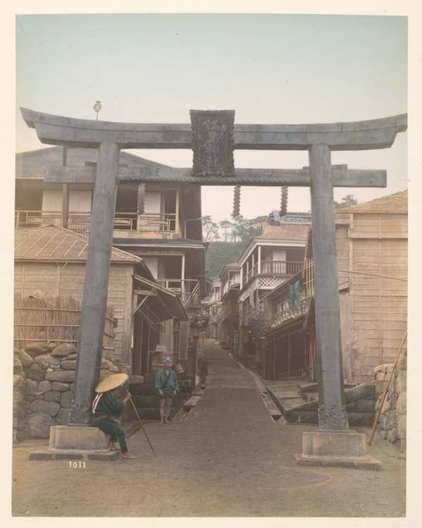 بوابة في بداية إحدى شوارع يوتشيما في اليابان