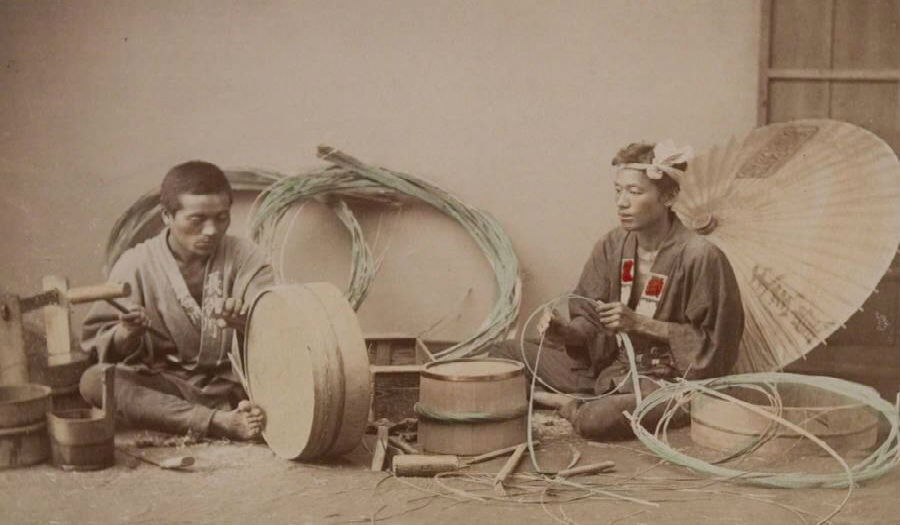 رجلان يابانيان يصنعان أوعية خشبية