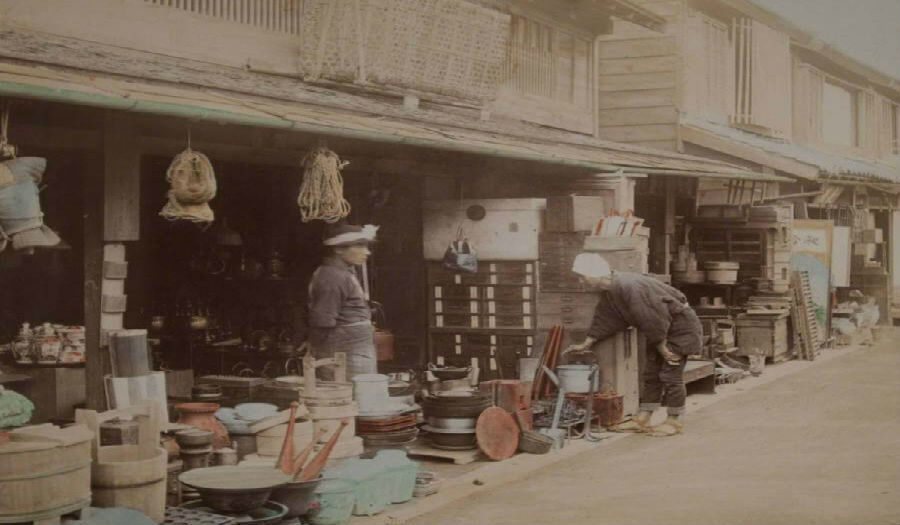 بائع ياباني يبيع بضاعته في الشارع