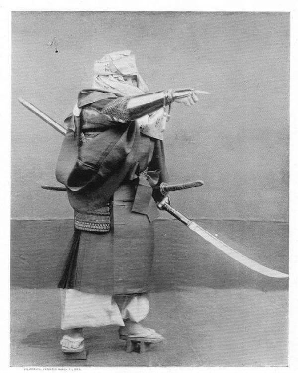 محارب بوذي يرتدي لباسه الديني فوق درعه