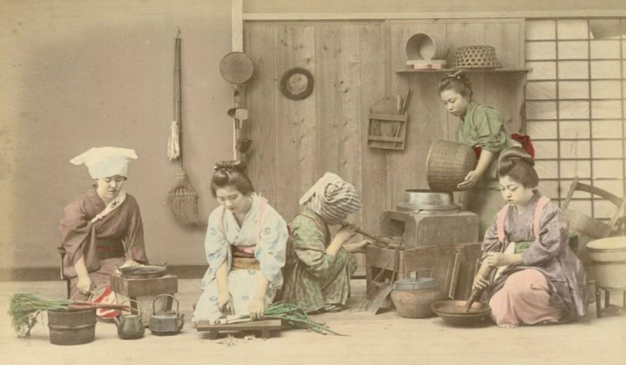 عاملات يابانيات في المطبخ