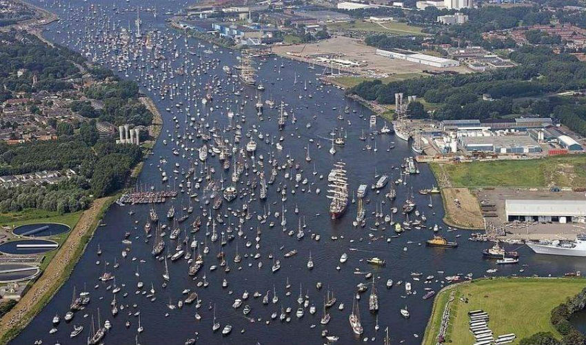 صورة من الأعلى لمهرجان السفن في أمستردام-هولندا