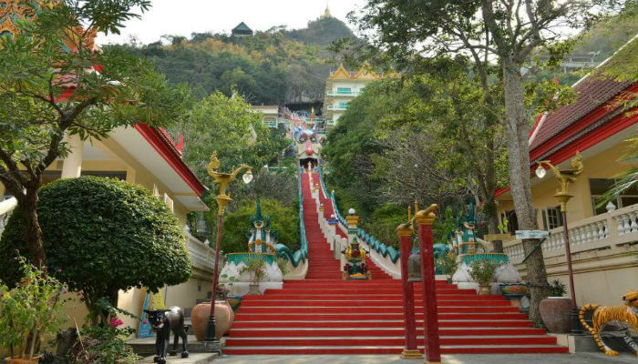 درج الوصول الى معبد التنين في تايلاند