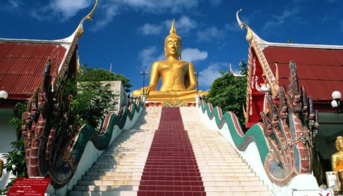 تمثال بوذا الكبير في معبد التنين في تايلاند