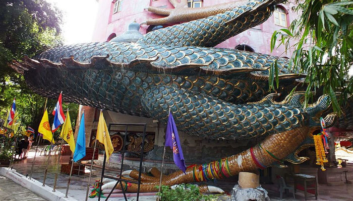 أرجل التنين الذي يلتف حول المعبد في تايلاند