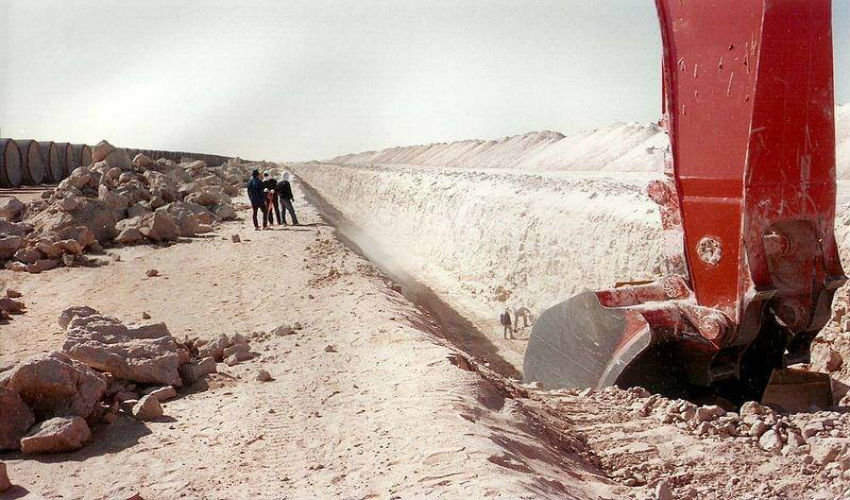 عمليات حفر آبار لمشروع النهر الصناعي الكبير في ليبيا عام 1988