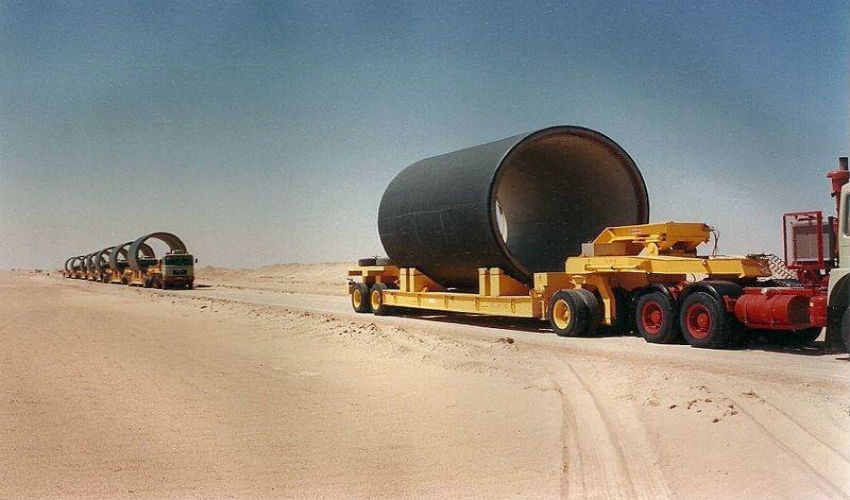 نقل الأنابيب الى موقع مشروع النهر الصناعي الكبير في ليبيا