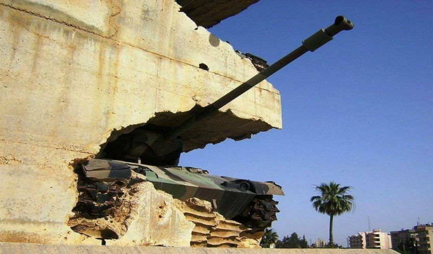 دبابة عسكرية داخل النصب التذكاري الأمل من أجل السلام في لبنان-اليرزة