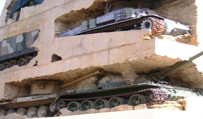المركبات العسكرية في النصب التذكاري «الأمل من أجل السلام في لبنان»